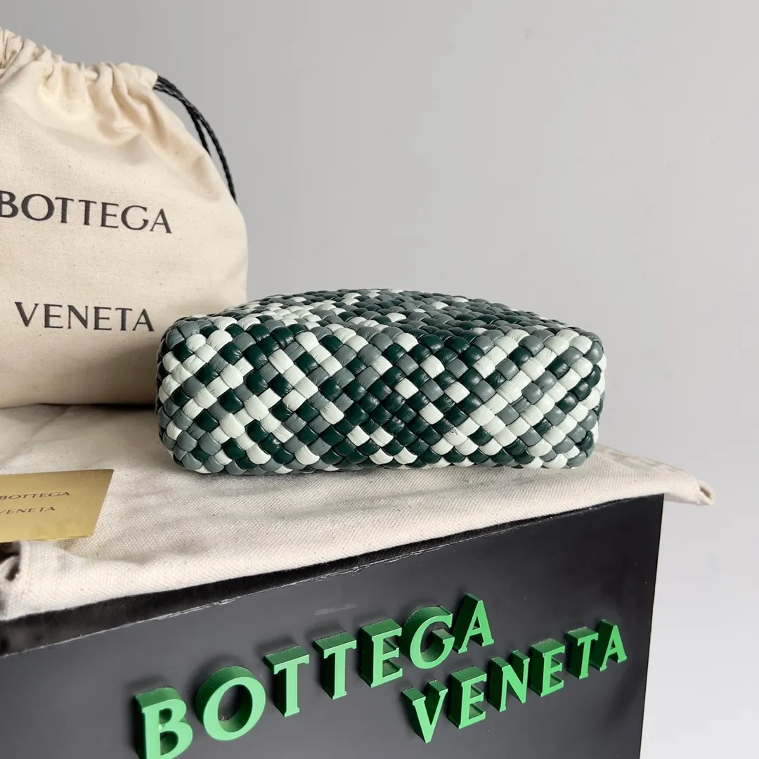Batch 3760 BV collectible small woven handbags are really YYDS!! Bottega Veneta’s most classic small woven handbags are back! ! We use the highest quality leather with the highest craftsmanship❤️ to create the most expensive works. We have created the Intrecciato leather weaving process❤️ This unique traditional exclusive leather weaving method has not only become our logo but also reflects the time-consuming and labor-intensive craftsmanship of our products❤️ The new TOSCA handbag must be a selection worth collecting🆕 Style number: 776755 Size: 20*15.5*7cm